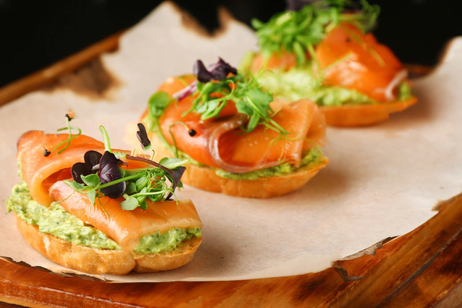 Toast sain au saumon fumé et guacamole, agrémenté de micro-pousses Van Leaf (Pois ou Radis Sango). Idée de recette facile et équilibrée pour l'apéritif. santé bio alimentation nutrition cuisine écologie healthy