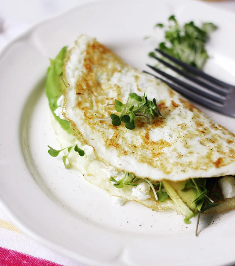 Délicieuse omelette blanche saine enrichie aux micro-pousses Van Leaf, avocat et fromage de chèvre, parfaite pour un repas léger et nutritif. santé bio alimentation nutrition cuisine écologie healthy