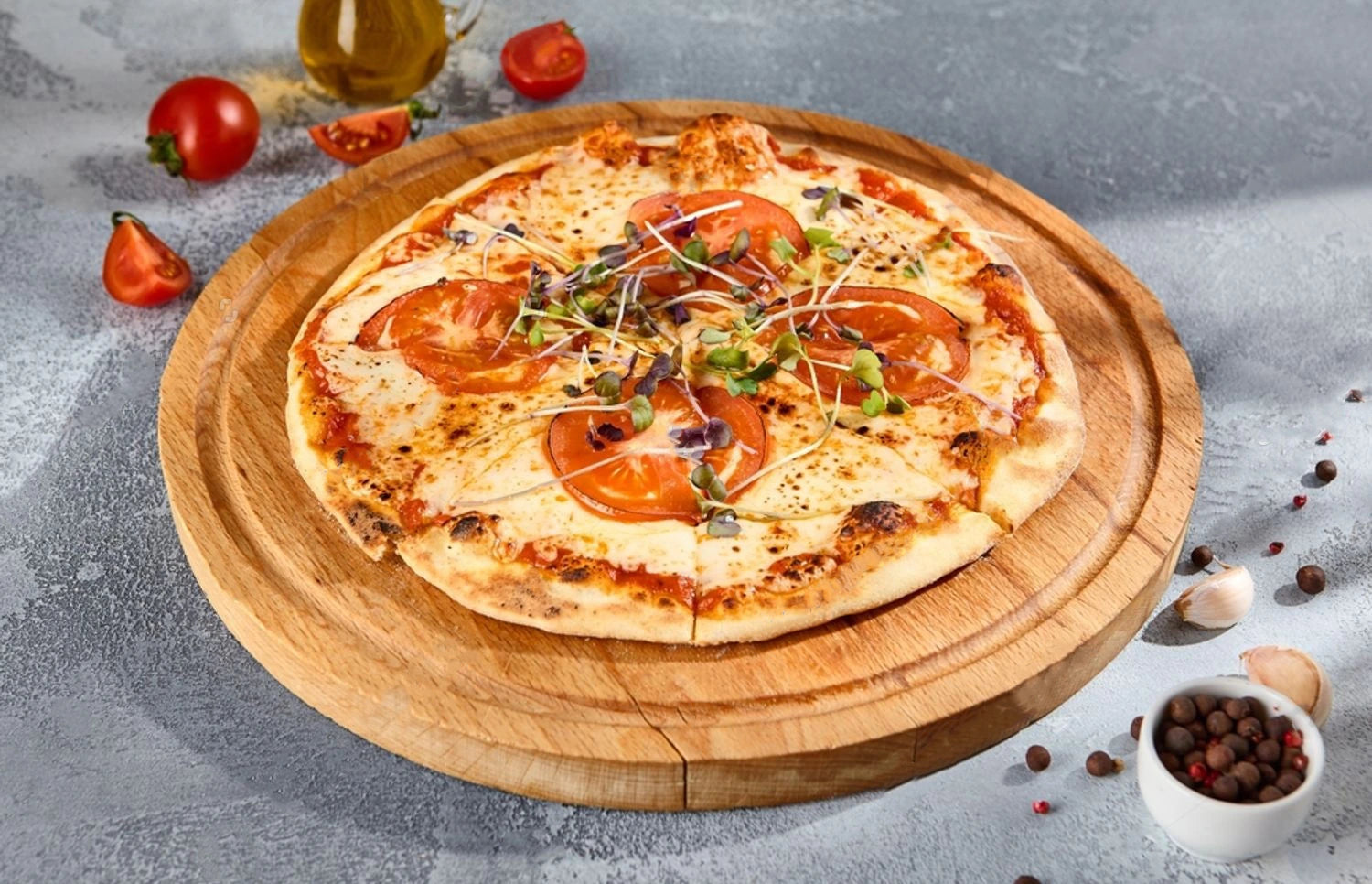 Pizza Margherita saine et savoureuse garnie de micropousses Van Leaf sur planche en bois - Idée recette bien-être.