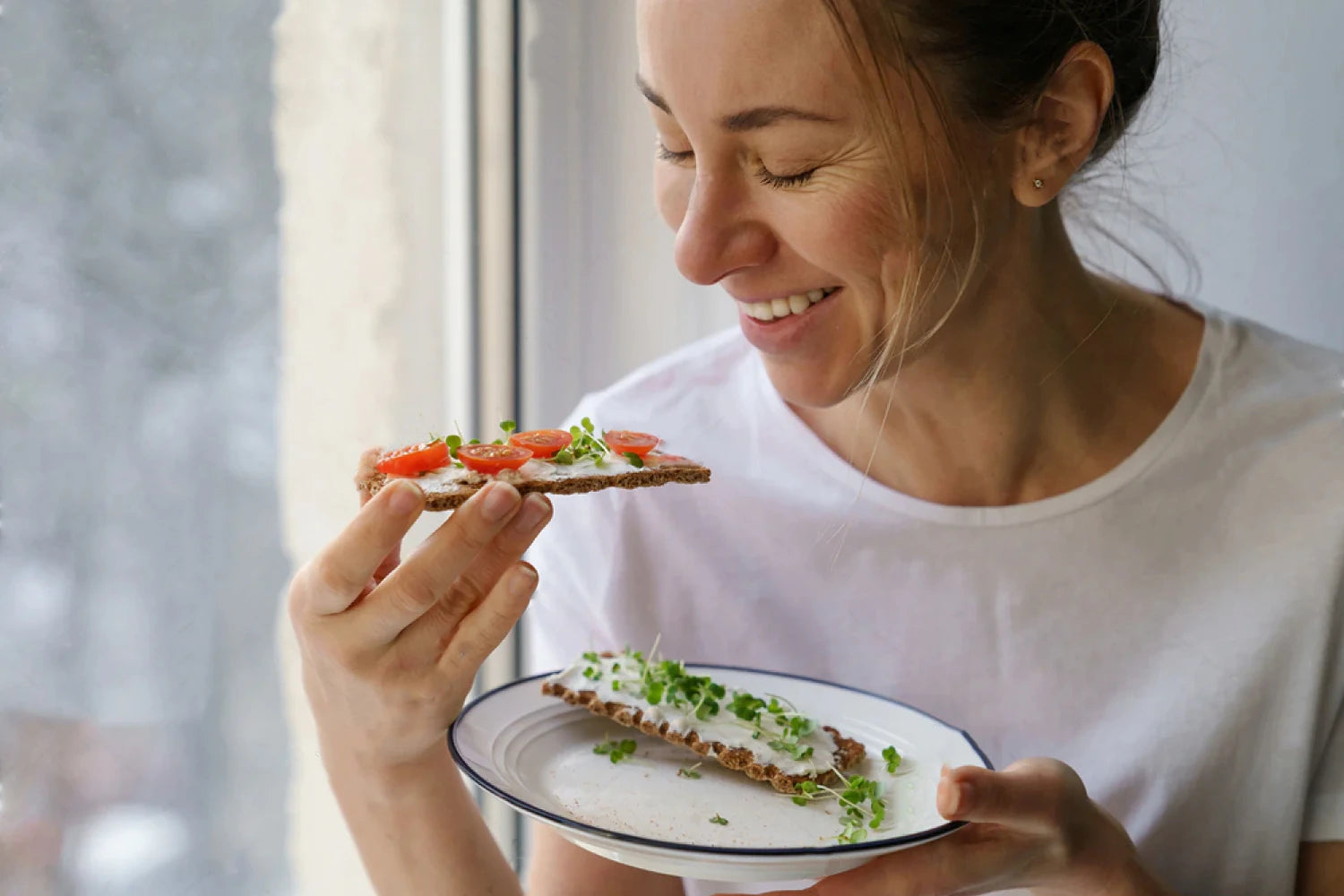 femme mange tartine Micro-pousses-sur-tartine-de-chevre-frais et tomate van leaf sante bio alimentation nutrition cuisine ecologie healthy