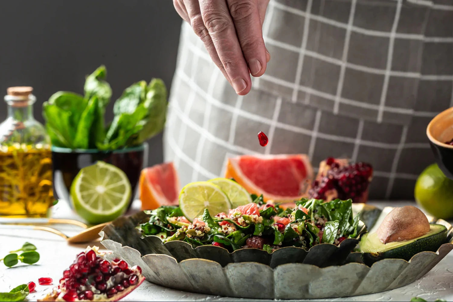 Recette de salade facile avec micro-pousses bio Van Leaf, grenade, pamplemousse et avocat. Idéale pour une alimentation équilibrée et profiter des bienfaits pour la santé et la vitalité (digestion, énergie, système immunitaire).
