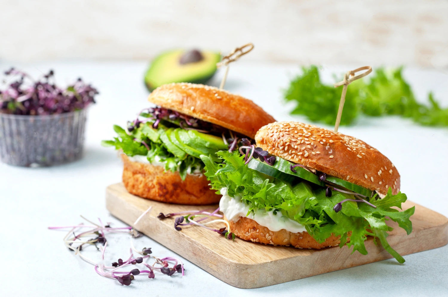 Hamburger végétarien sain garni de micro-pousses Van Leaf riches en vitamines, avocat et concombre pour une alimentation équilibrée et pleine d'énergie. Recette végétarienne facile avec micro-pousses de radis sango pour la digestion et le bien-être.