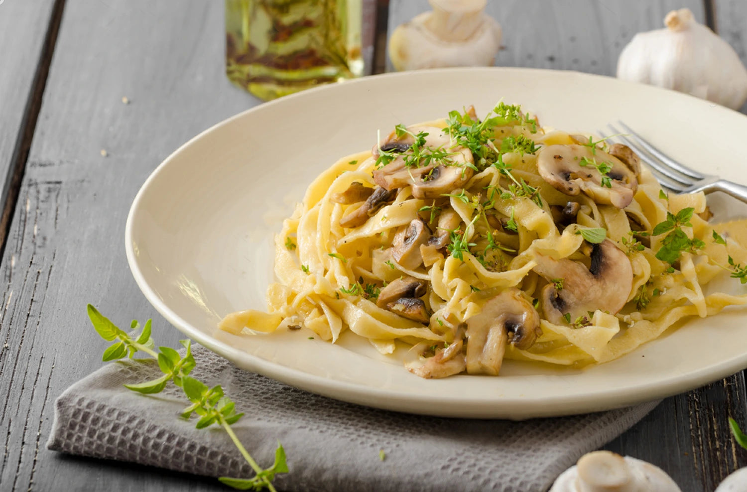 Pâtes tagliatelles crémeuses aux champignons sautés, ail et micro-pousses fraîches Van Leaf pour une recette saine et savoureuse. santé bio alimentation nutrition cuisine écologie healthy