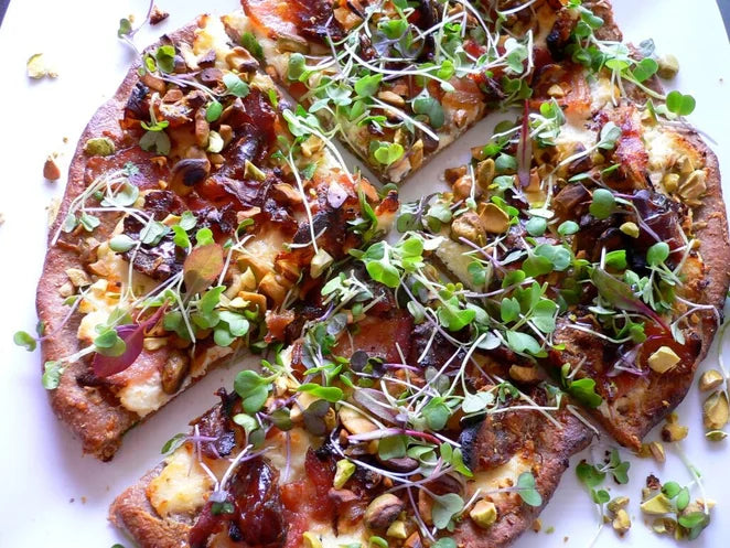 Pizza maison gourmande au parmesan, ricotta onctueuse, bacon croustillant, pistaches torréfiées et micro-pousses fraîches Van Leaf pour une touche de vitalité et de saveur unique. Recette facile et saine avec micro-pousses bio.
santé bio alimentation nutrition cuisine écologie healthy