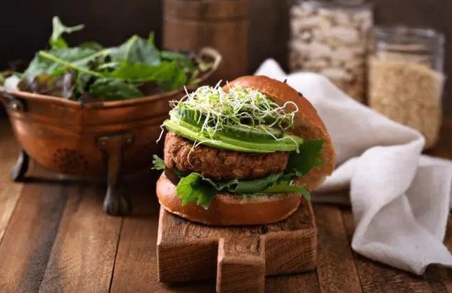 Burger sain au poulet et avocat rehaussé de micro-pousses de radis Van Leaf pour une recette nutritive et pleine de saveurs.