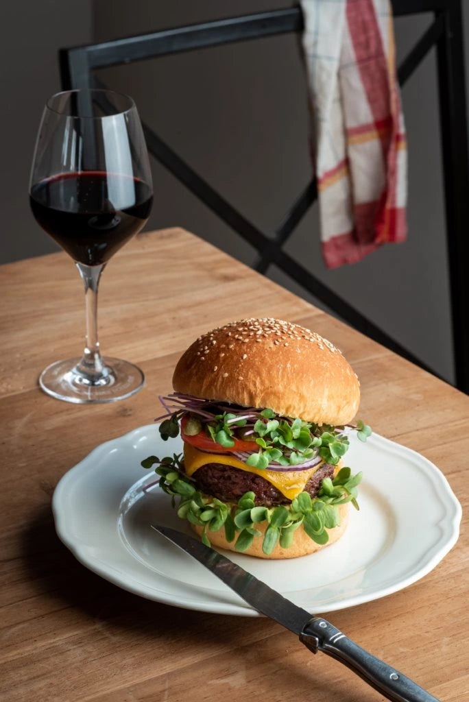 Délicieux burger maison sain enrichi de micro-pousses Van Leaf de radis et tournesol pour une recette gourmande et pleine de vitalité. santé healthy alimentation