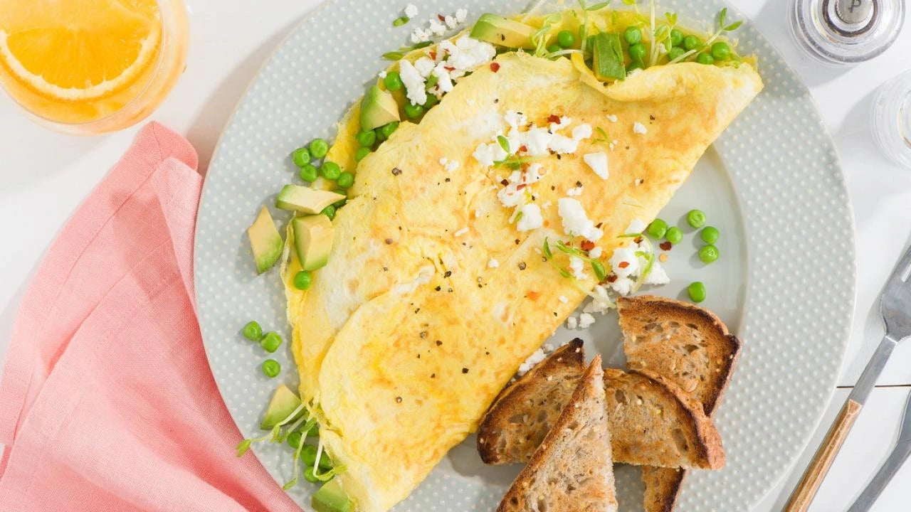 Recette saine omelette feta avocat micro-pousses pois Affyla Van Leaf bienfaits digestion énergie. santé bio alimentation nutrition cuisine écologie healthy
