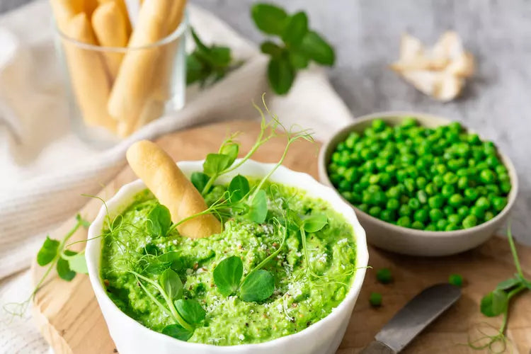 Tartinable verte onctueuse aux micropousses de pois Van Leaf, parfaite pour un apéritif sain et rapide. Une recette facile qui apporte vitalité et bienfaits.