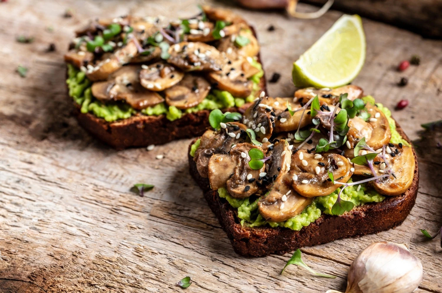Recette végétarienne saine : toasts avocat et champignons avec micro-pousses Van Leaf pour digestion et vitalité. Idéal pour les femmes de 50 ans et plus