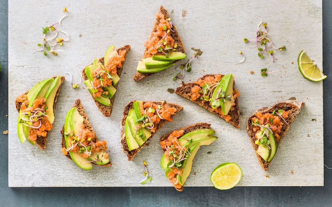Toasts au tartare de saumon, avocat et micro-pousses Van Leaf. Recette saine et pleine de vitalité. santé bio alimentation nutrition cuisine écologie healthy