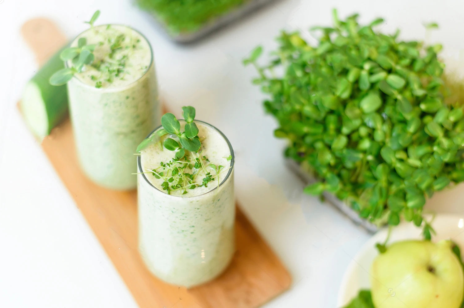 Smoothie vert sain aux micropousses Van Leaf, pomme et concombre - Boisson revitalisante pour la digestion et l'énergie. santé alimentation nutrition ecologie
