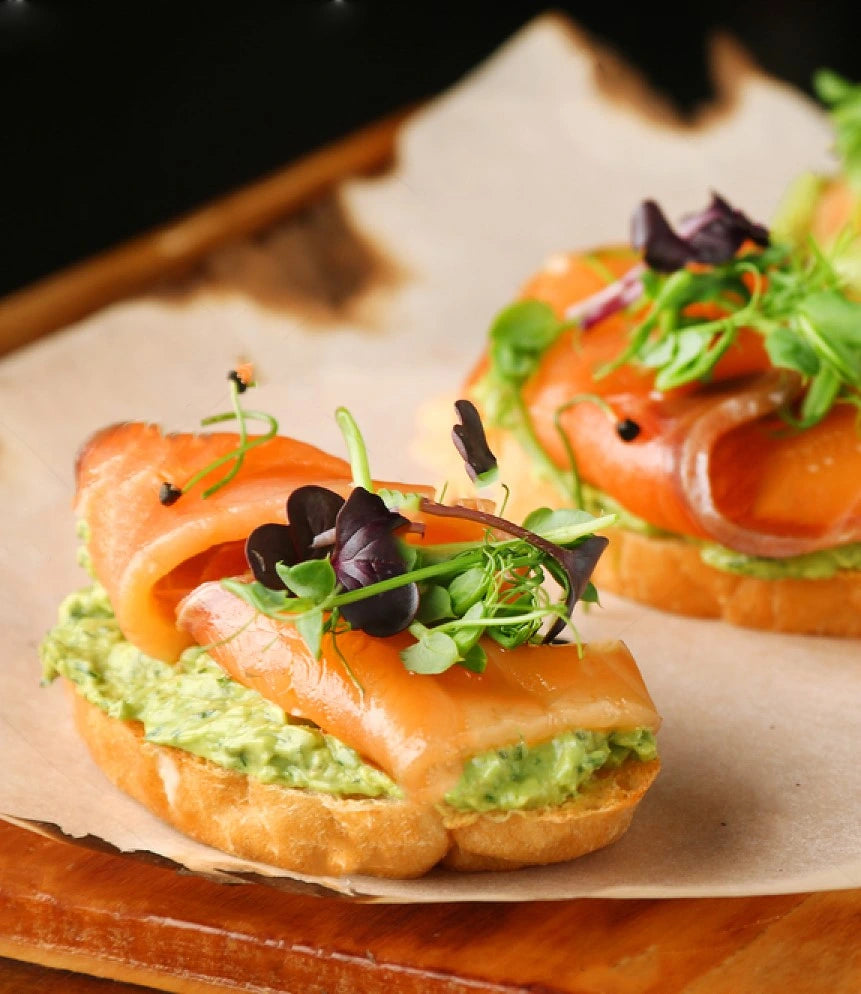 Toast sain au saumon fumé et guacamole, agrémenté de micro-pousses Van Leaf (Pois ou Radis Sango). Idée de recette facile et équilibrée pour l'apéritif. santé bio alimentation nutrition cuisine écologie healthy